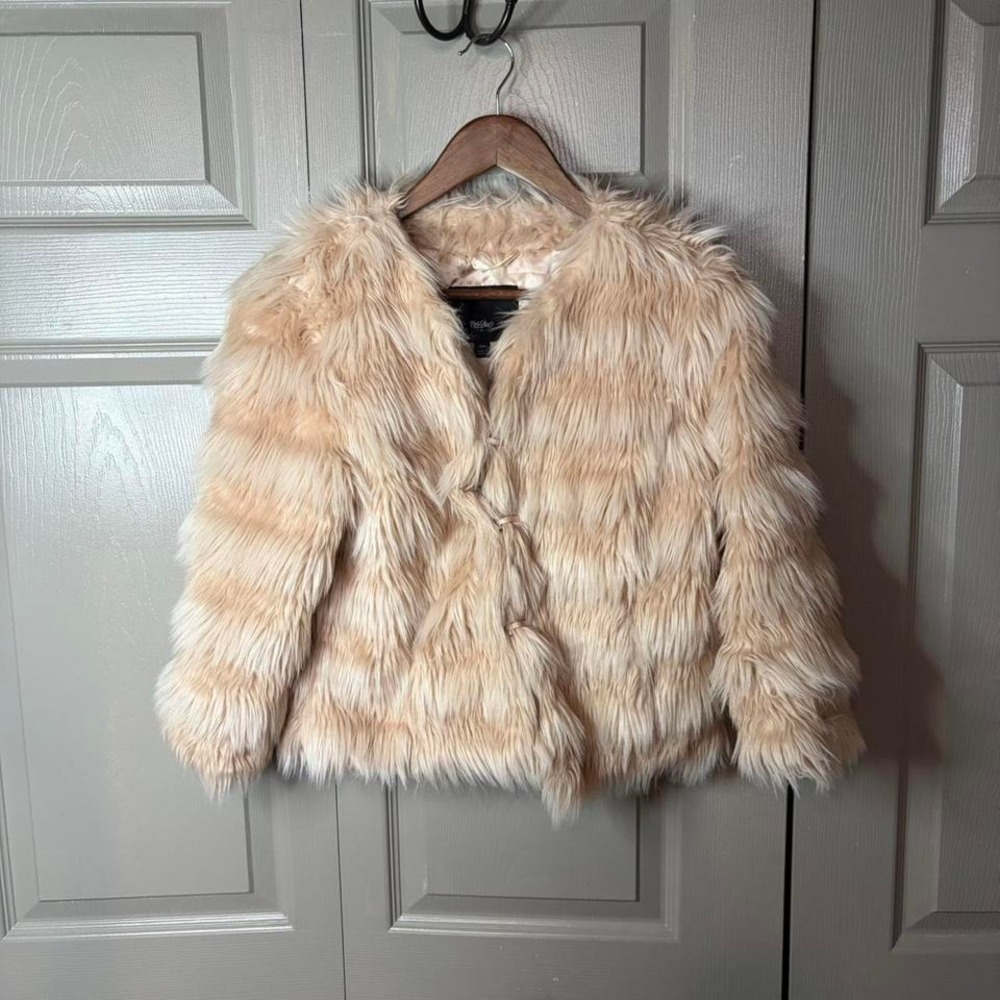 Y2K faux fur jacket Size S mossimo button up winter coat